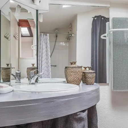 Bright And Charming Flat With Ac In Gold Triangle - Welkeys *